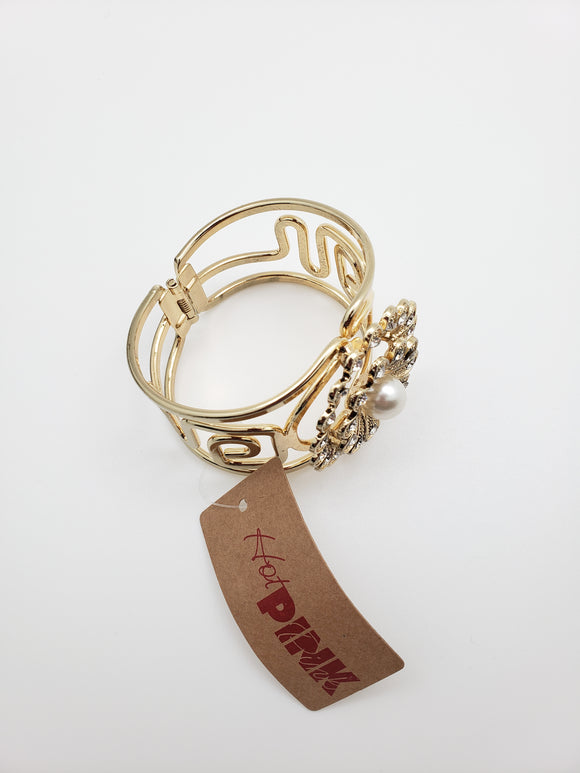 Golden Floral Shape Metalwork with Stones Snap Clasp Bracelet