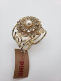 Golden Floral Shape Metalwork with Stones Snap Clasp Bracelet